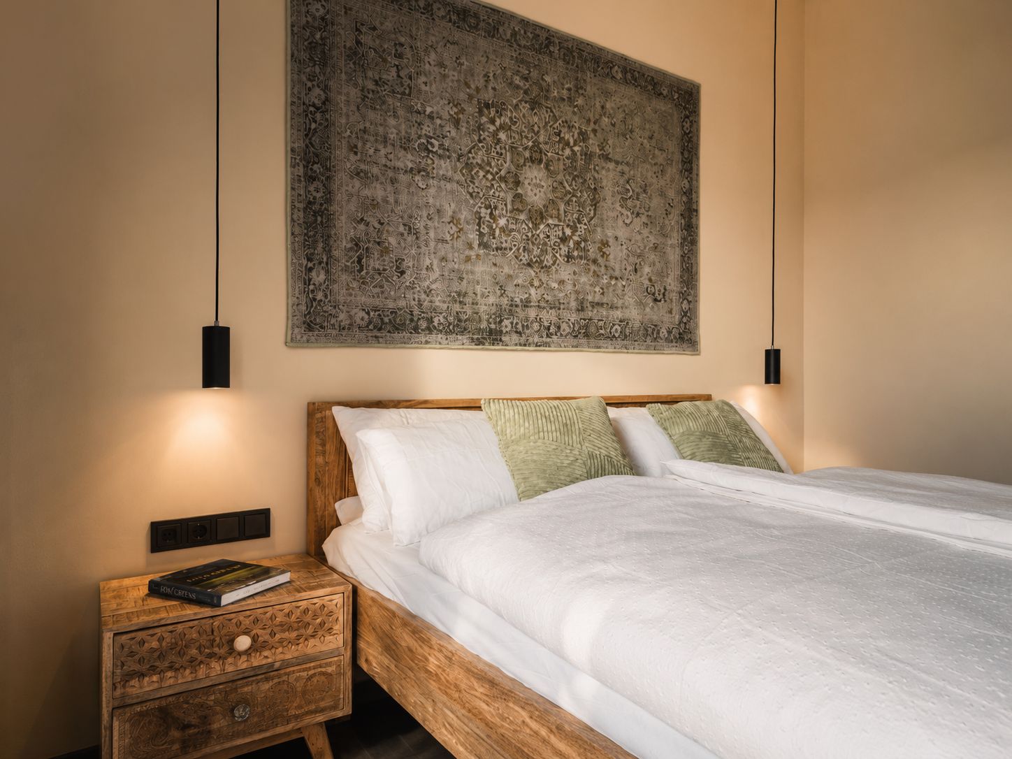 Modernes Doppelbettzimmer